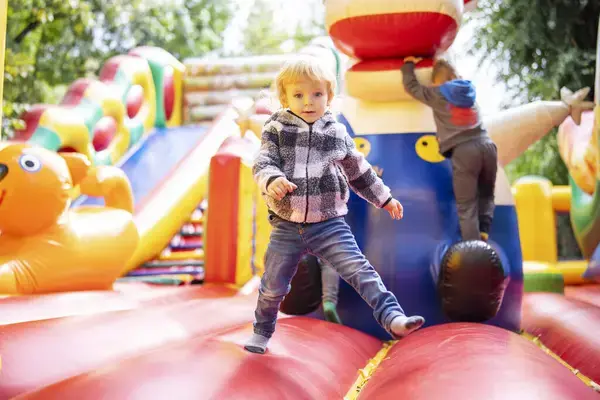 Enfant marchant sur une structure gonflable