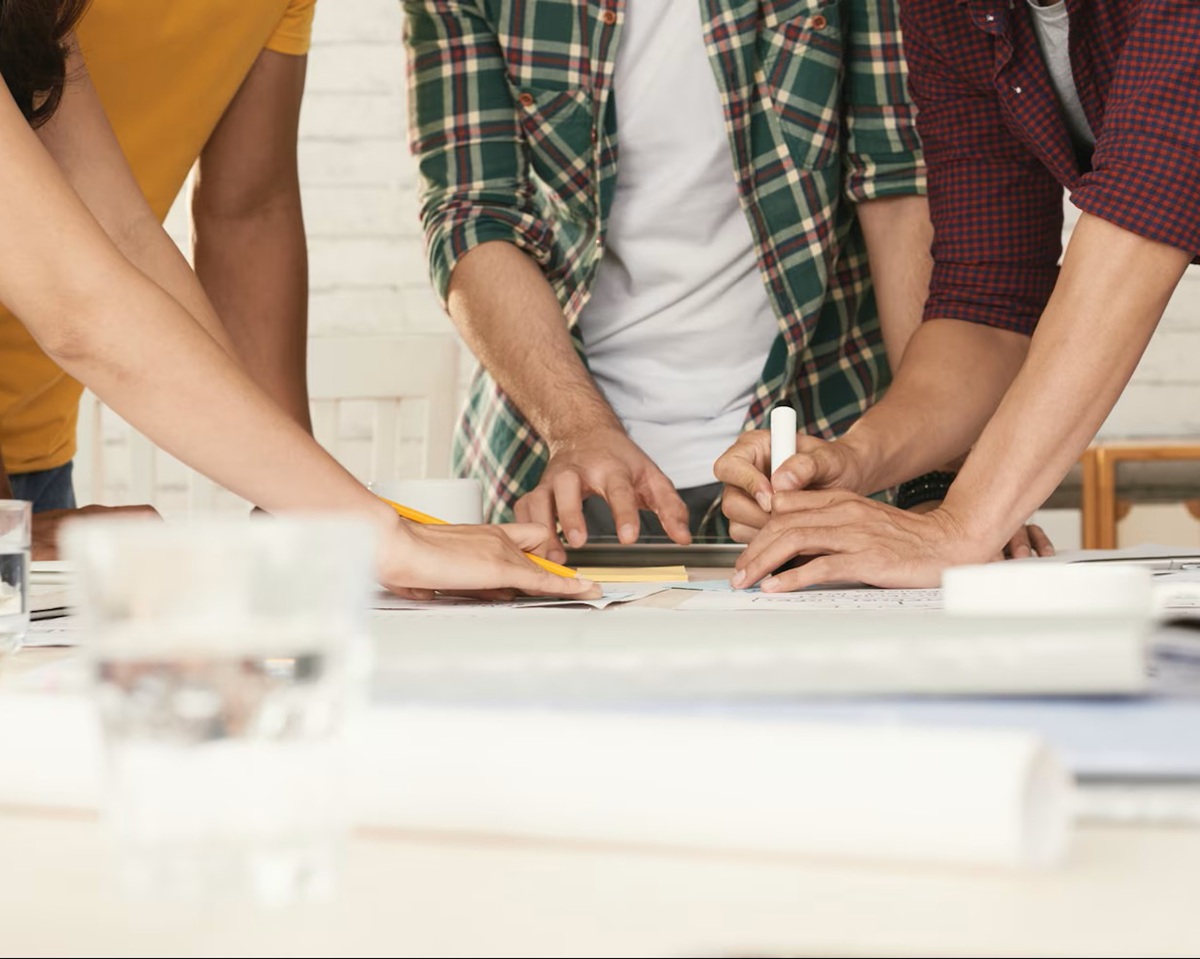 Personnes réunies autour d’une table lors d’un échange collectif