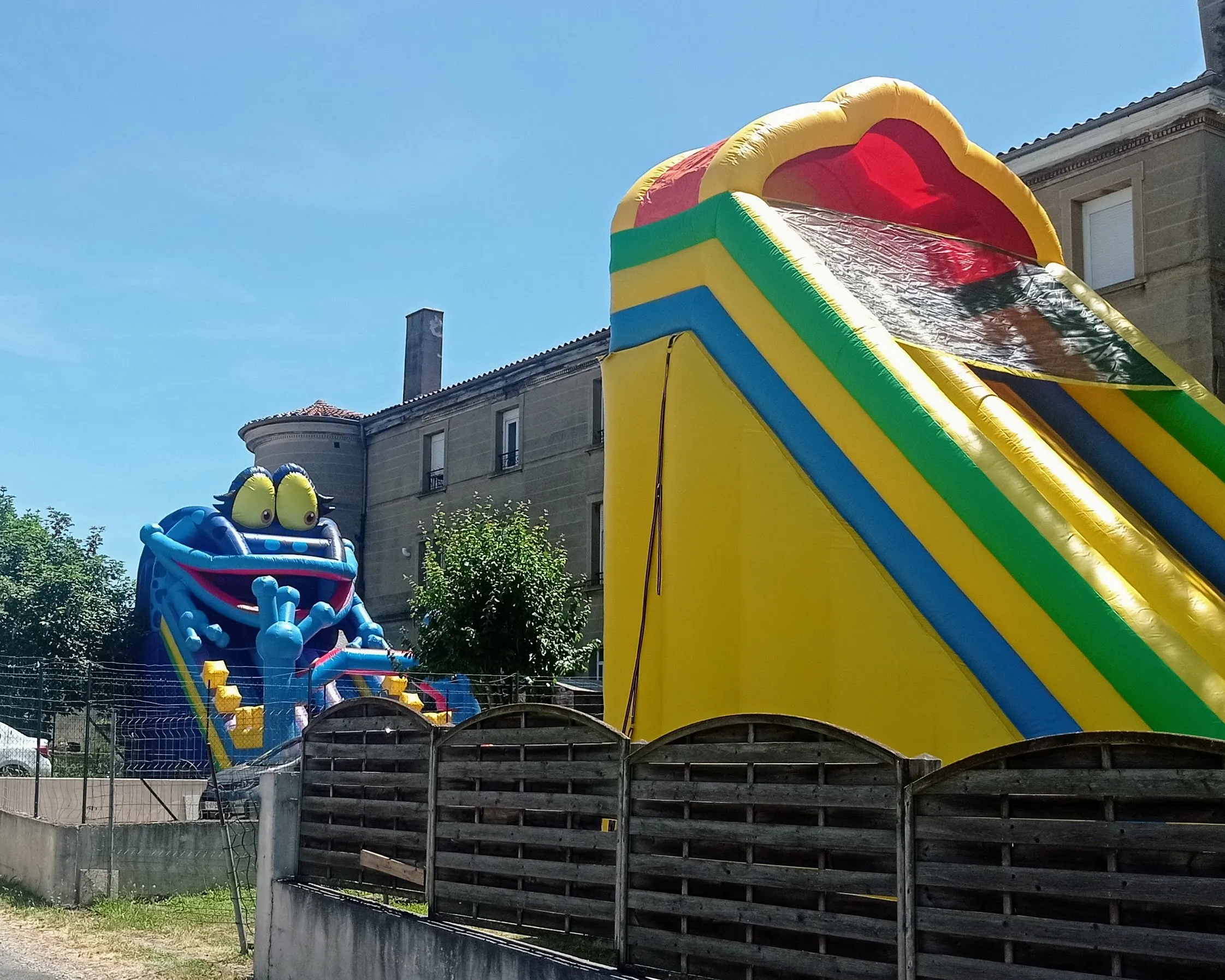 Deux structures gonflables installées pour une fête des voisins à La Talaudière près de Saint-Étienne