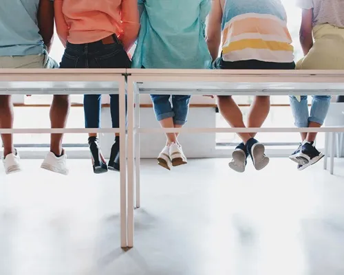 Des enfants assis dans un cadre scolaire